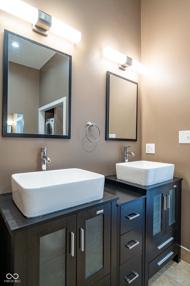 Building Photo - 12 E Washington St