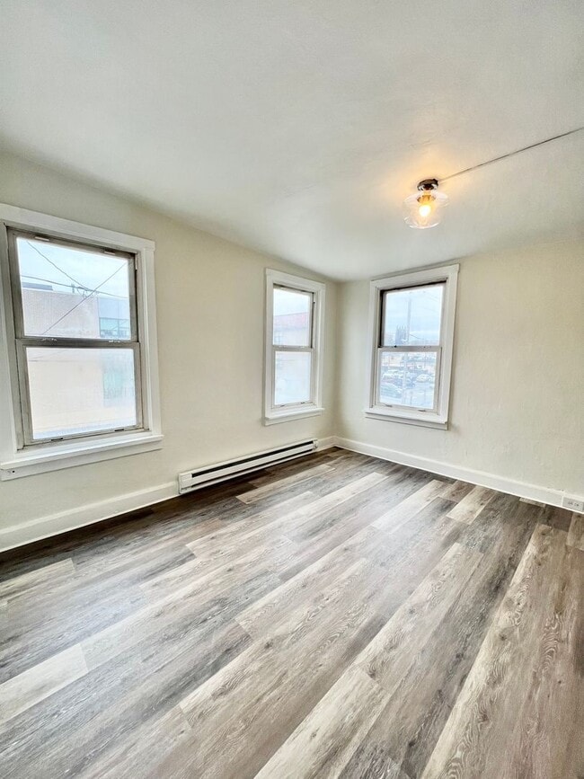 Building Photo - 3 Bedroom 2 Bath City Home Available