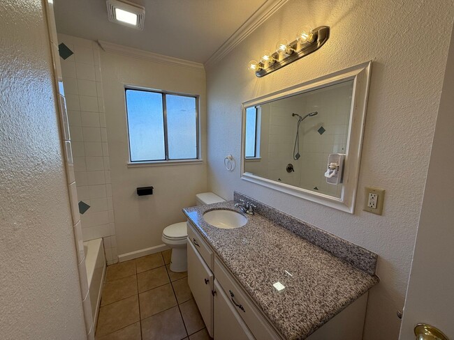 Building Photo - 4-bedroom single story in East Modesto!