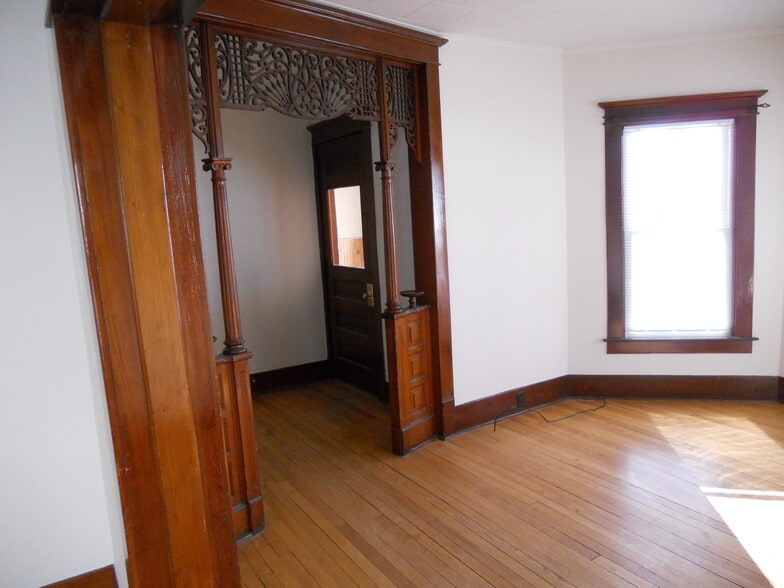Looking at foyer - 21 Beech St