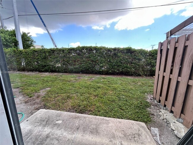 Building Photo - 910 Cypress Way E