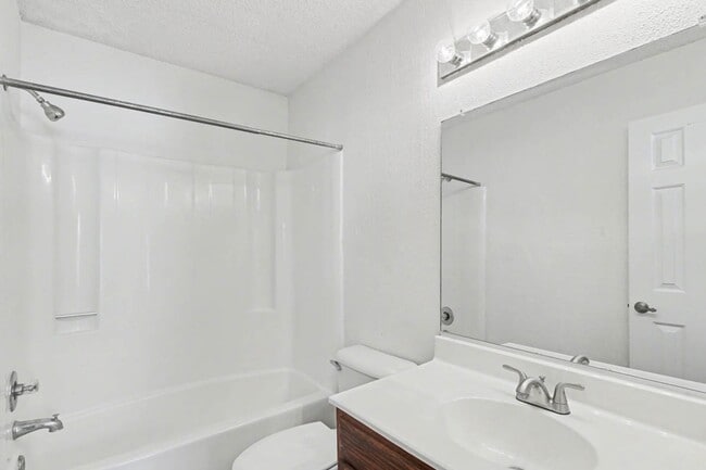 Building Photo - Updated 2BR Home Near Transit with Private Fenced Yard in Newport News