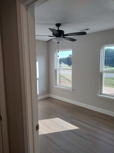 Building Photo - 1607 N Green River Rd