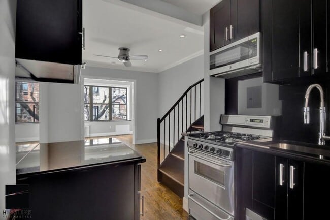 Building Photo - 145 E 26th St
