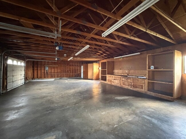 Building Photo - 3 Bedroom, 2.5 Bath - Three Bay garage