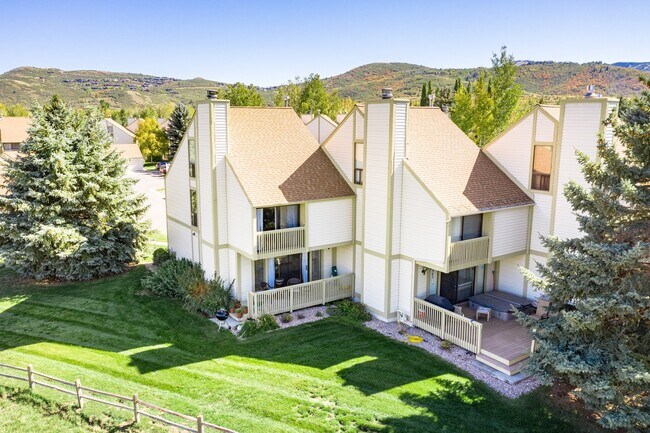 Building Photo - Conveniently Located Racquet Club Condo