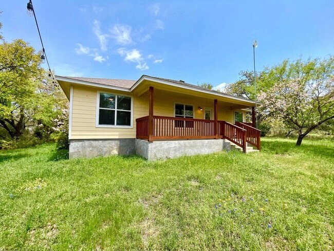 Building Photo - *COMING SOON* Lake Life Meets Modern Comfort in Kingsland!