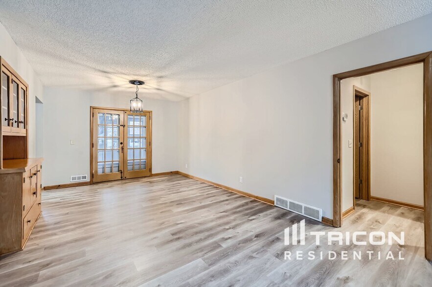 Building Photo - 406 E River St