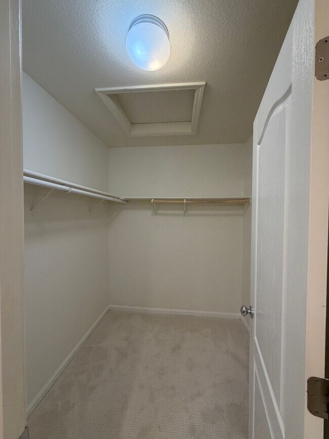 Building Photo - 3301 N Park Dr
