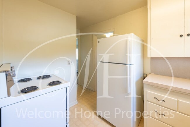 Building Photo - 120 SE 2nd St