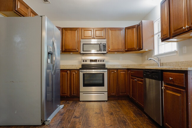 Building Photo - 6115 Willow Ln N