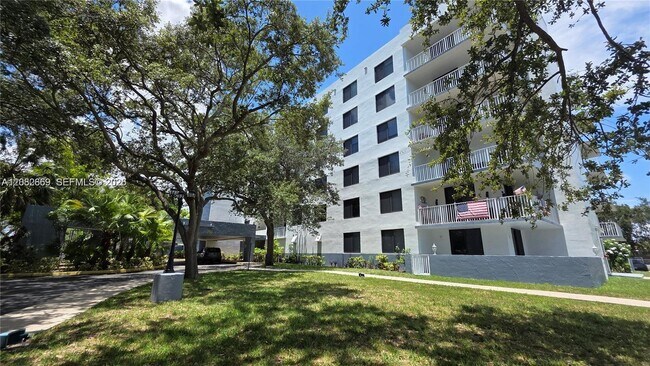 Building Photo - 901 Hillcrest Dr