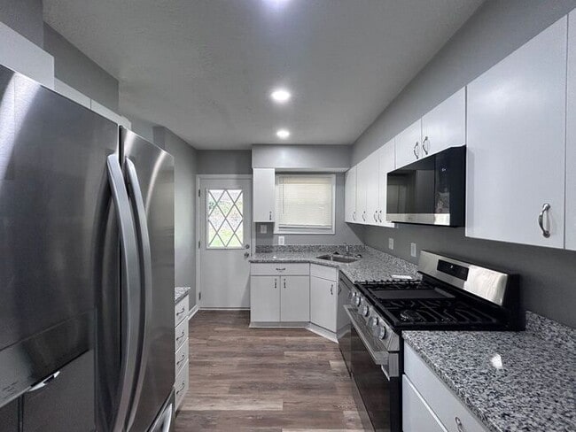 Building Photo - 4 Bedroom Single Family House