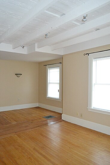 Building Photo - $1600 - 2BRM - 900ft2 - Bangor – Cumberlan...