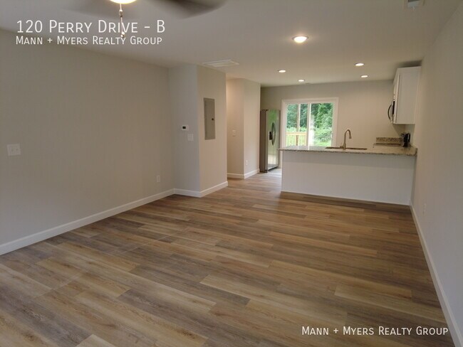 Building Photo - 120 Perry Dr