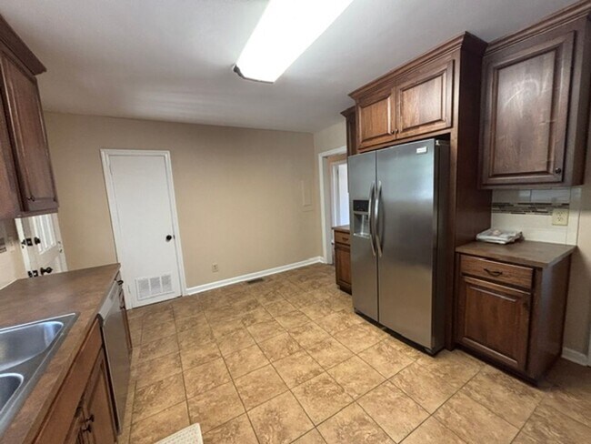 Building Photo - 1531 Iris Dr