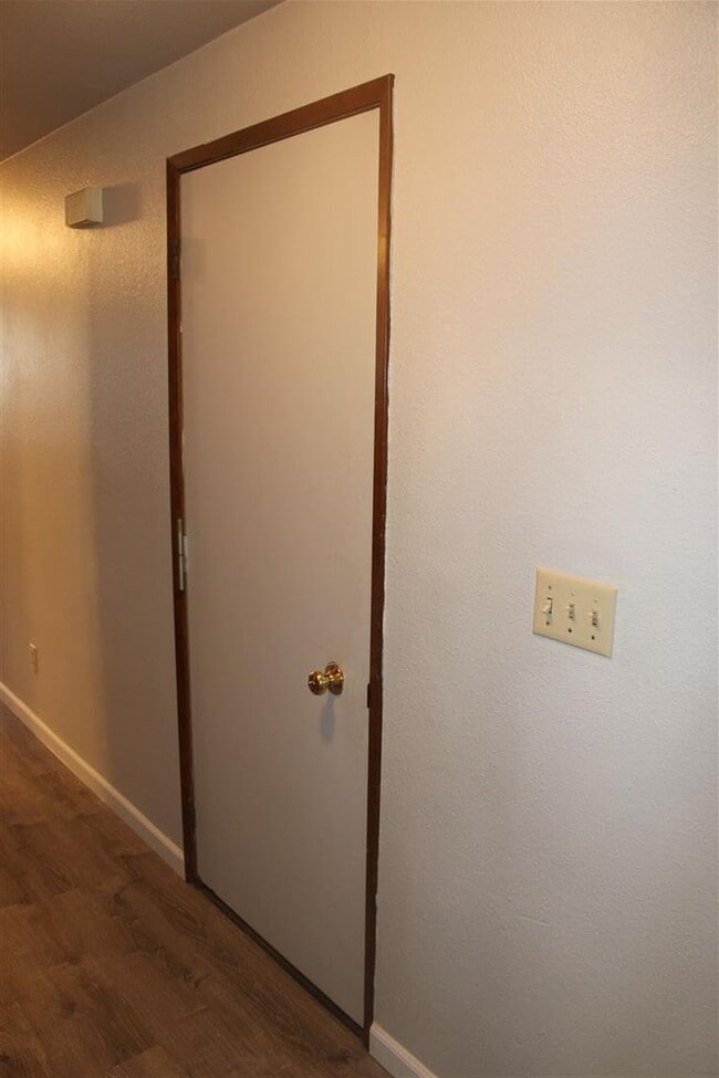 Building Photo - 2 Bedroom, 1 Bathroom Duplex!!!!