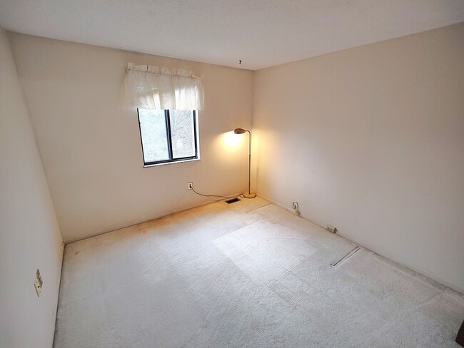 Building Photo - *Spacious & Conveniently Located 3BD/2.5BA Townhouse Available in Bethel Park*