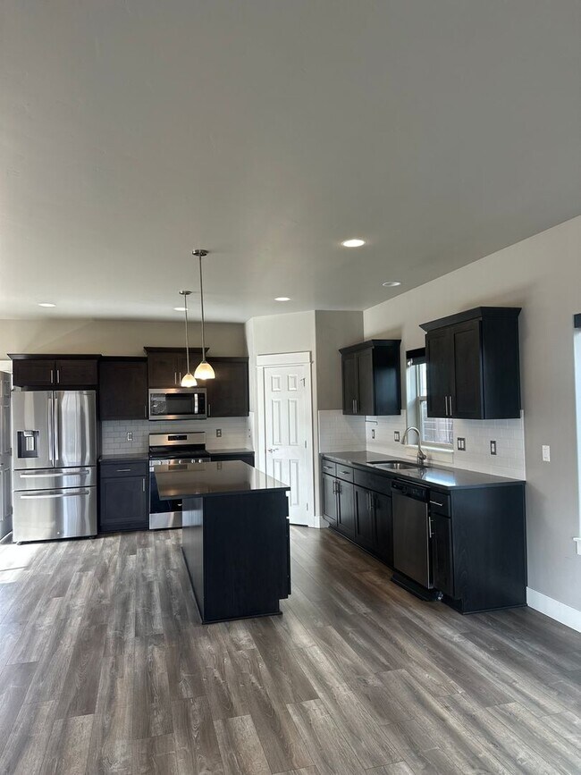 Building Photo - Beautiful Stone Creek Home | Open Layout, RV Parking & Private Pool Access