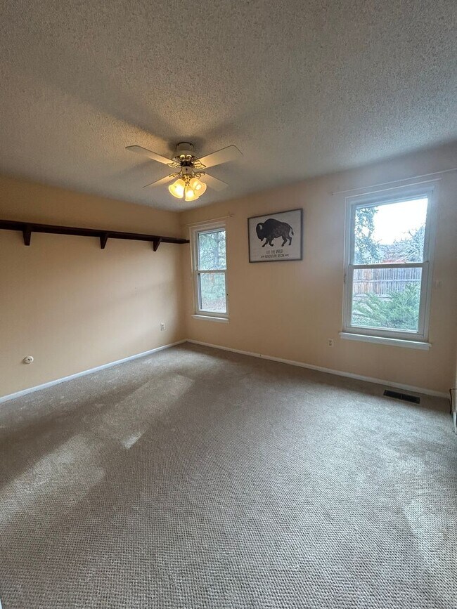 Building Photo - 5 BR/3 1/2 BA in the Desirable Meadowglen Community!!