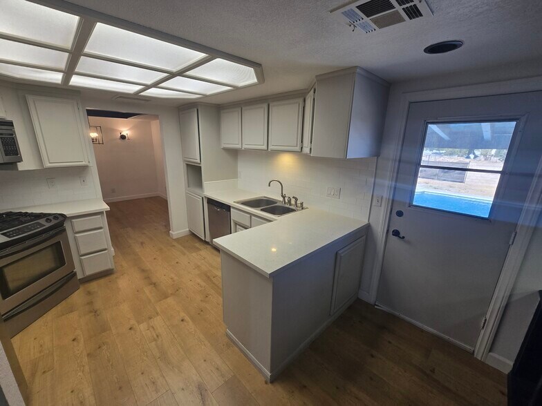 Building Photo - 5517 W Avenue M2
