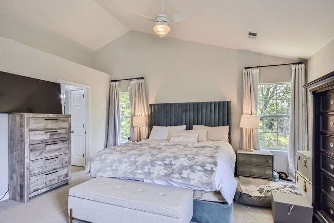 Building Photo - Welcome to this stunning, complete updated, 4-bedroom, 3.5-bath home