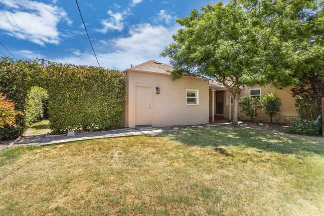 Building Photo - 805 W Sonoma Ave