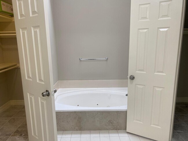 Building Photo - 2907 Stonewall Ct