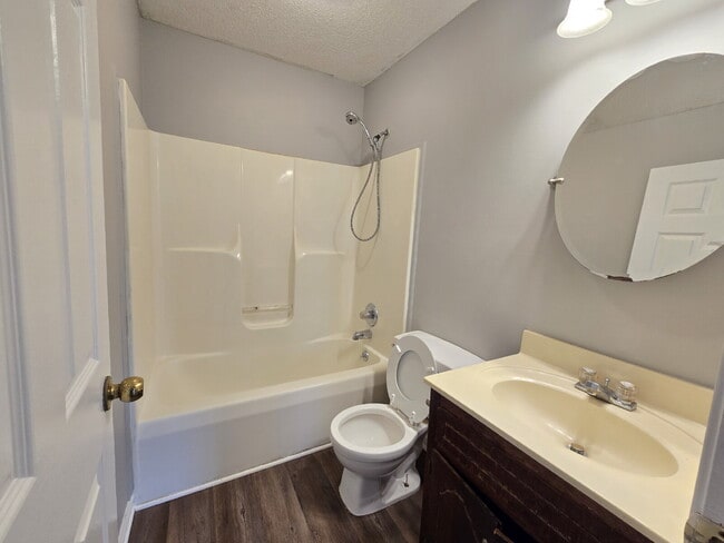 Building Photo - 1729 Crestview Dr