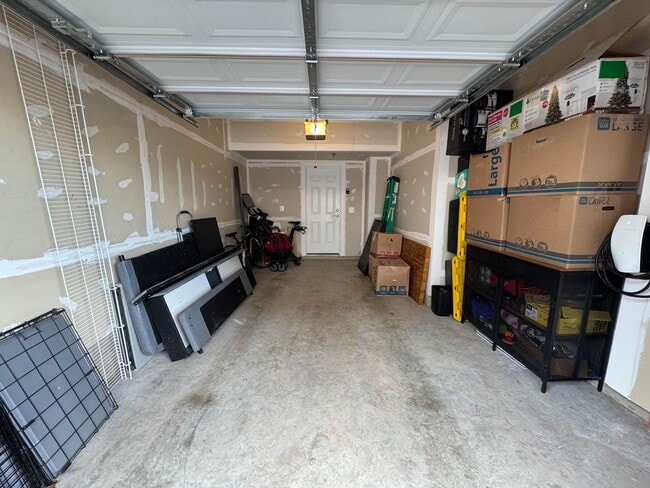 Building Photo - Stunning 2 Bed 2 Bath Interior Townhome In...