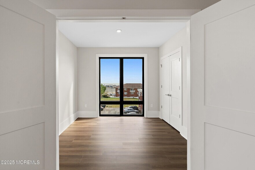 Building Photo - 215 2nd Ave