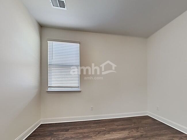 Building Photo - 611 E Lionel Rd
