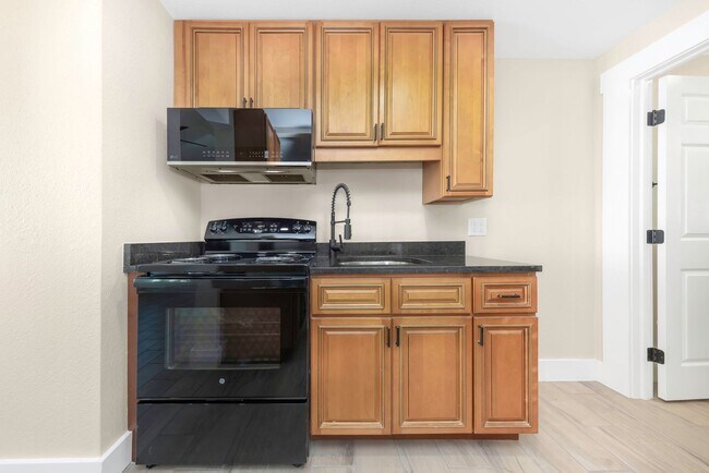 Building Photo - P199 - #6A Holiday Inn