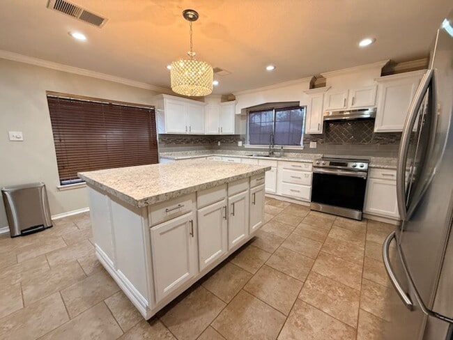 Building Photo - 4 Bedroom 2 1/2 Bath Plus Office Near 151 & Ingram