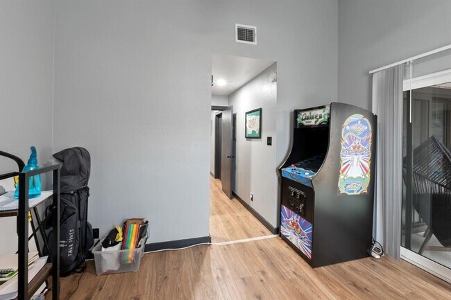 Building Photo - 203 E 31st St