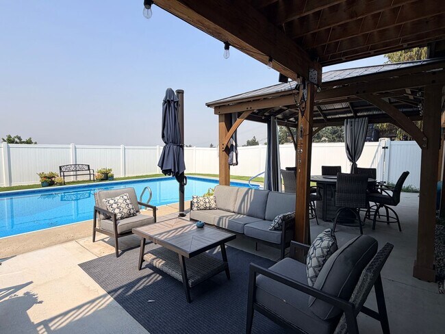 Building Photo - Executive 5 bed/4 bath home, POOL with pool service, decks with VIEWS, two kitchen/living room ar...