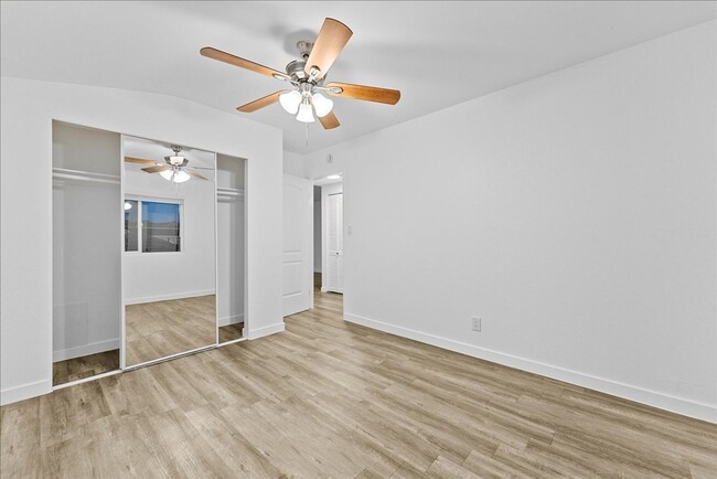 Building Photo - Beautiful Glendale Apartment!