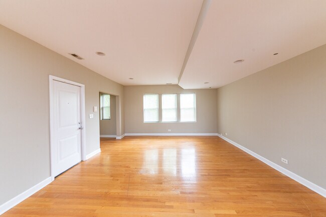 Building Photo - 1507 W Albion Ave