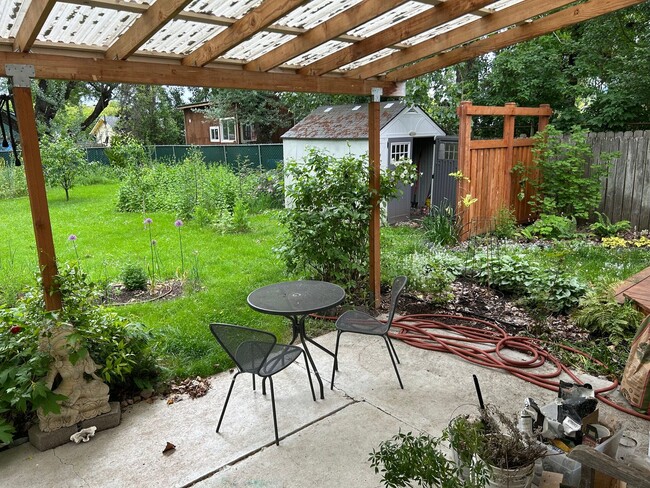 Building Photo - 3 Bedroom single level home w/garage AND free landscaping