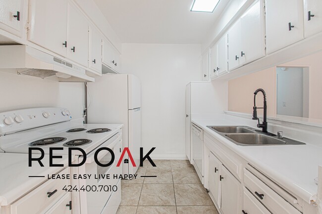 Building Photo - 10535 Lindley Ave