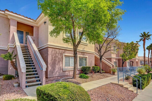 Building Photo - Great 2 bedroom 2 bathroom condo in gated community in Summerlin!