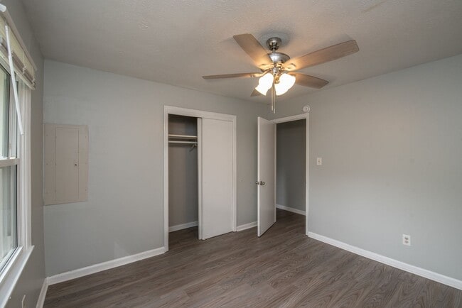 Building Photo - 3 bed/1.5 bath single-family home, with en...