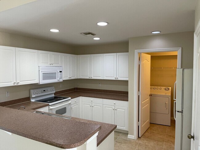 Building Photo - Spacious  3/2 with den