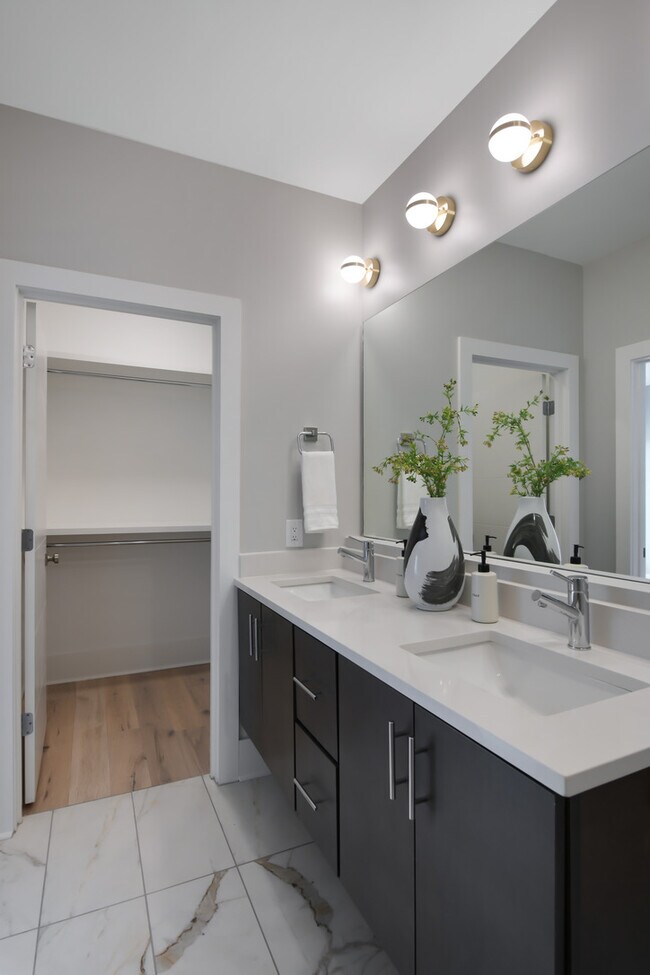 Building Photo - 1242 2nd Ave S