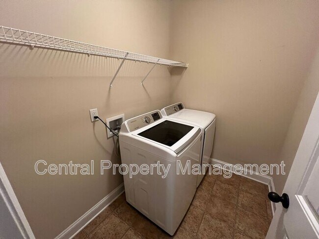Building Photo - 208 Evansdale Way