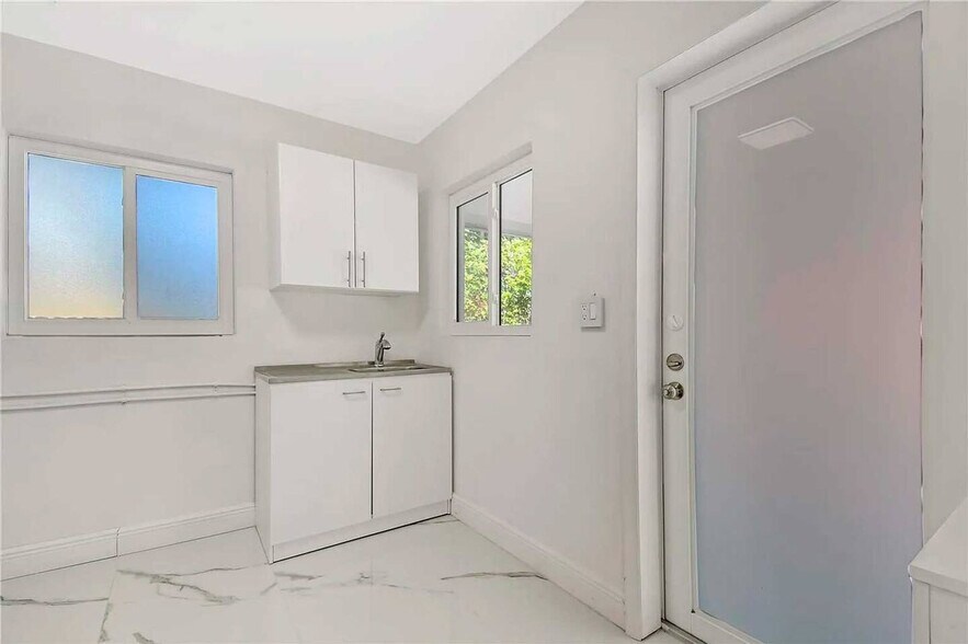 Building Photo - 2013 NW 12th Ave