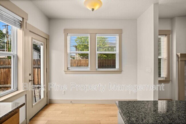 Building Photo - 909 N 31st St