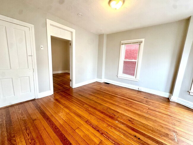 Building Photo - 3 BR, 1 Bath home Fenced in Yard