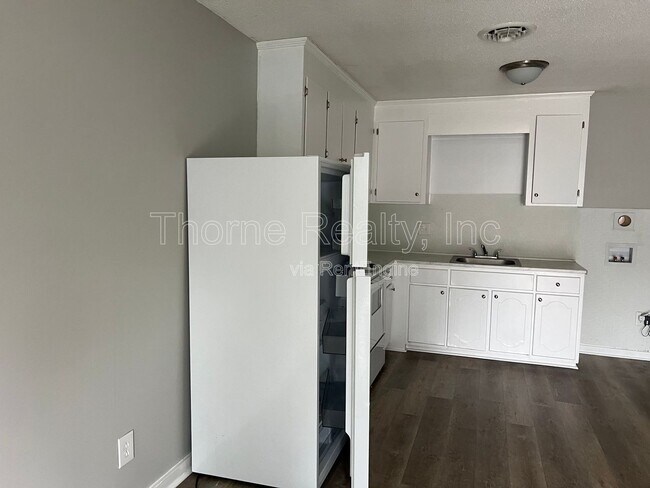 Building Photo - 104 Nandina Ct