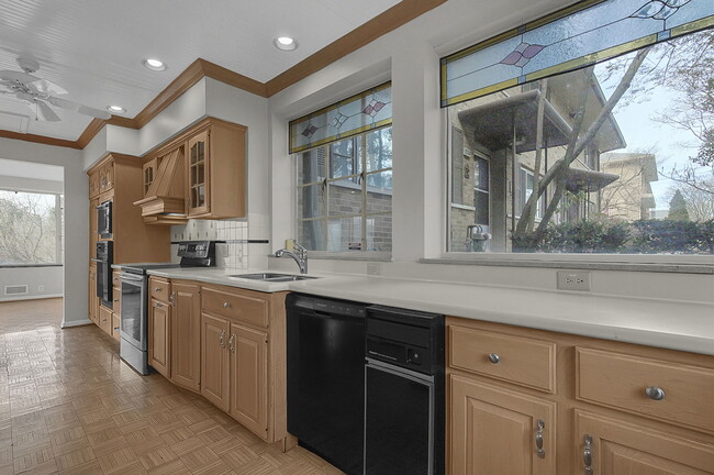 Building Photo - 2737-2737 Charing Rd